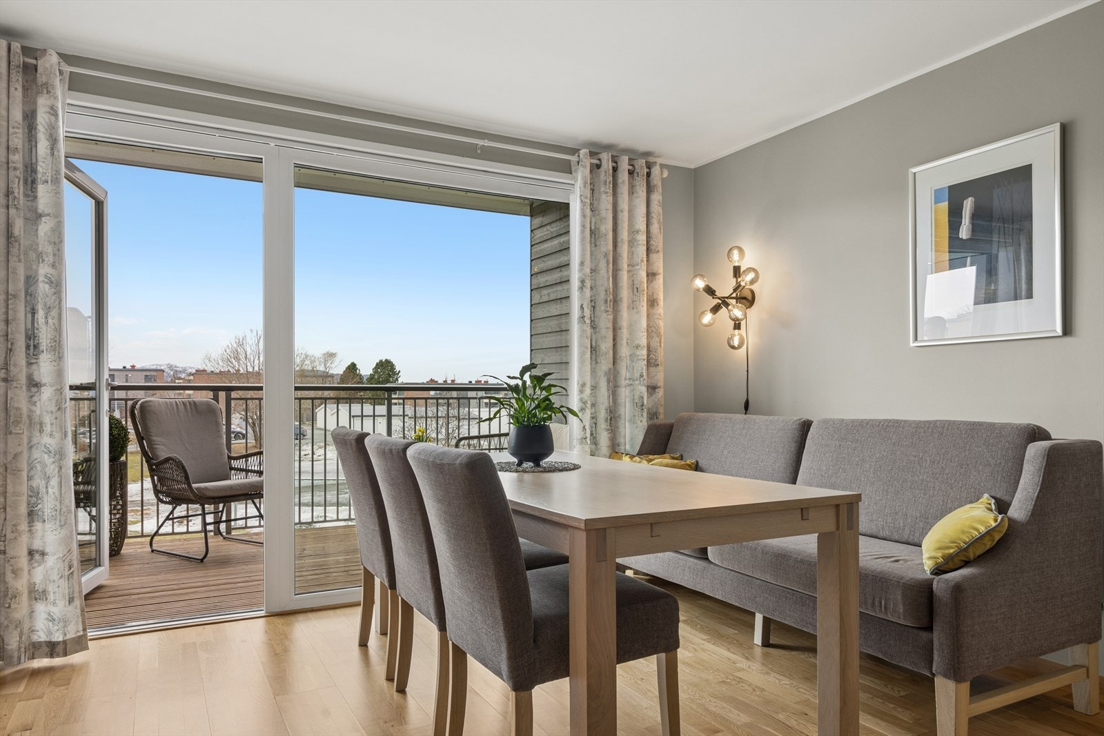 Den vestvendte verandaen byr på sol til langt på kveld. Galleribilde