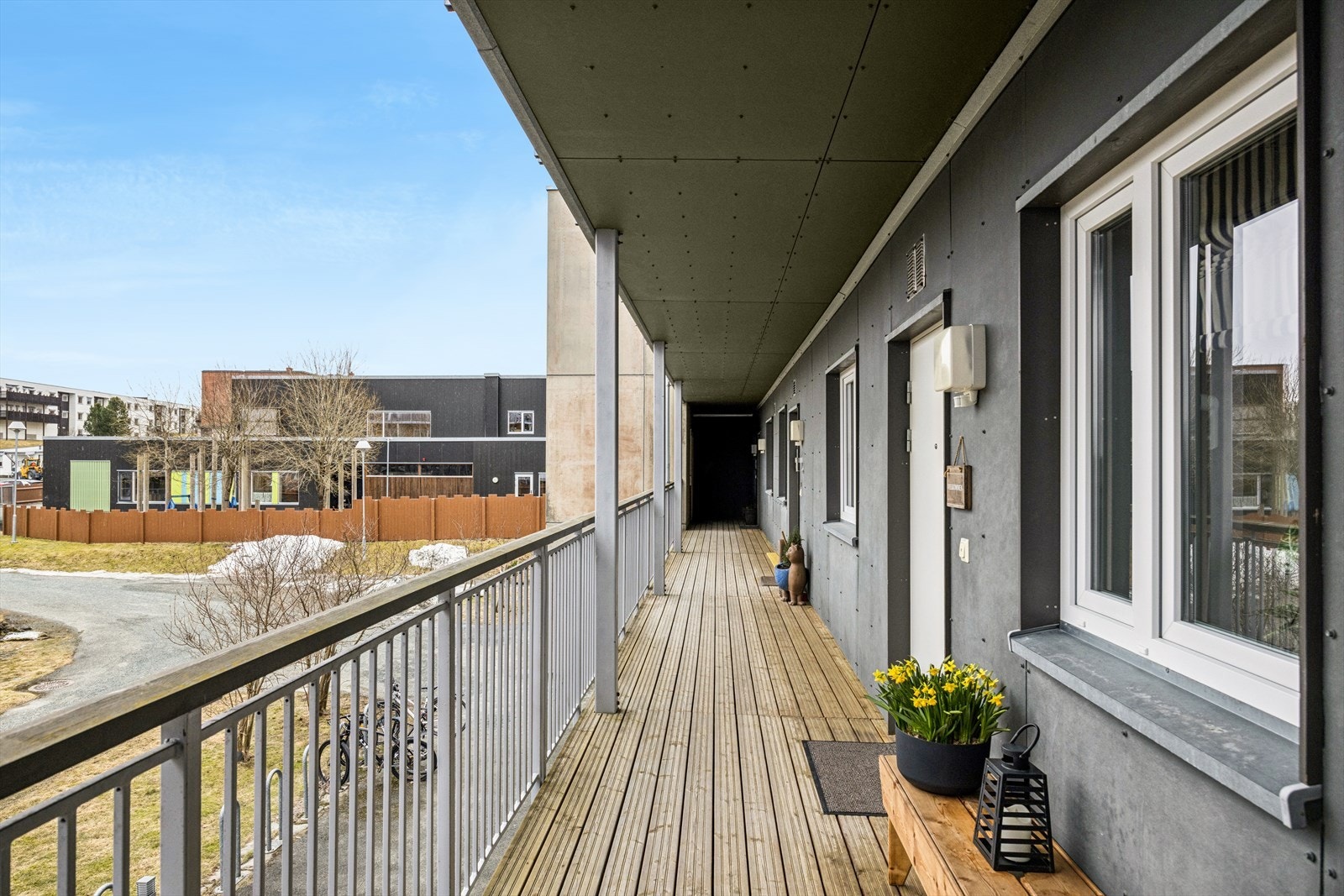 Adkomsten til leiligheten er via en overbygget svalgang som skjermer godt for vær og vind. Galleribilde
