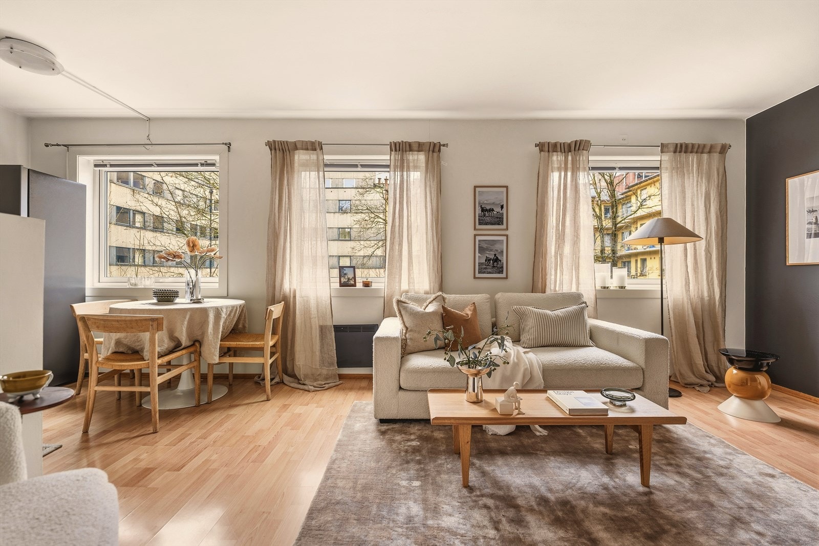 Lys og luftig stue med mange og generøse vindusflater. Galleribilde