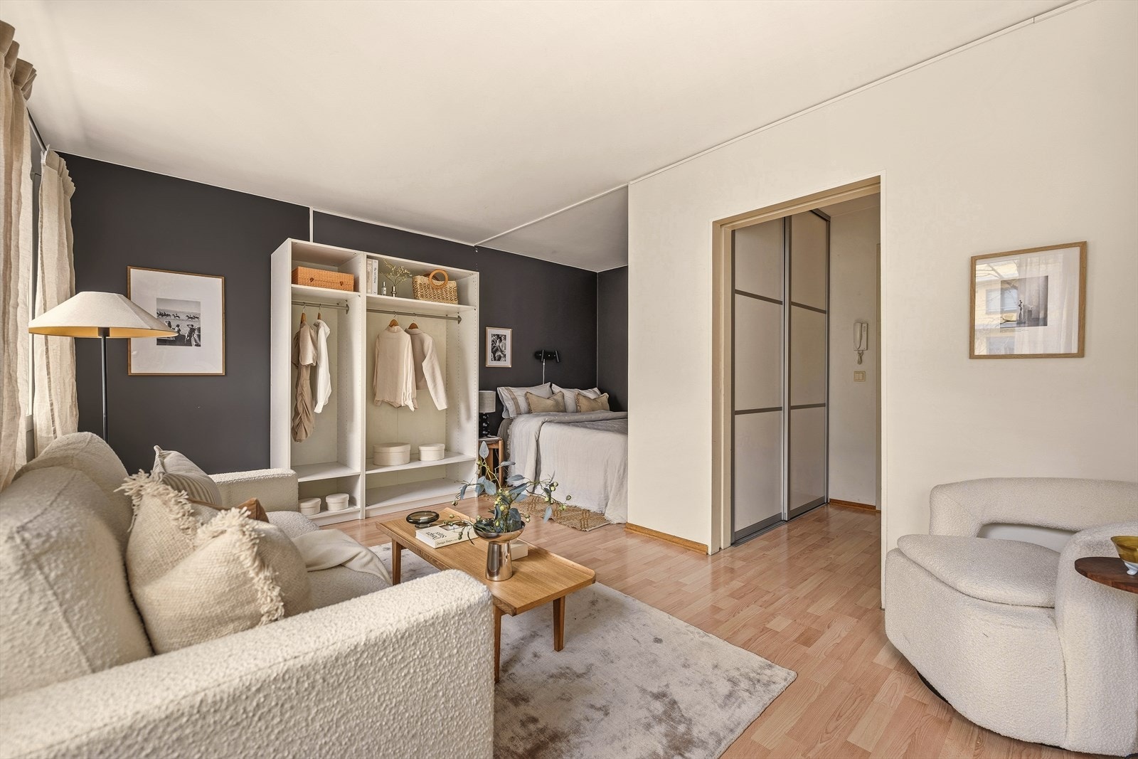 I ledd med stuen er det i dag alkove med garderobeløsning. Galleribilde