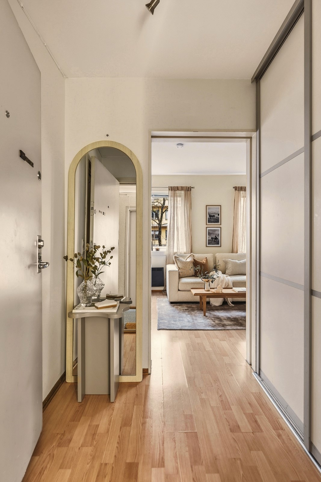 Entré med garderobeløsning. Galleribilde