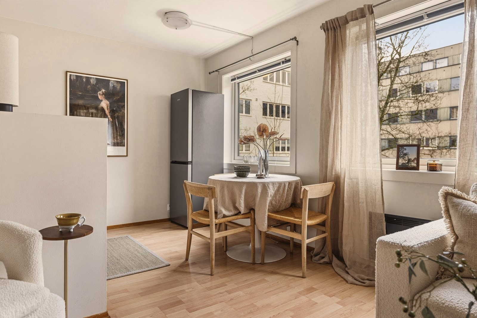 Stuen er i åpen løsning med kjøkkenet. Galleribilde