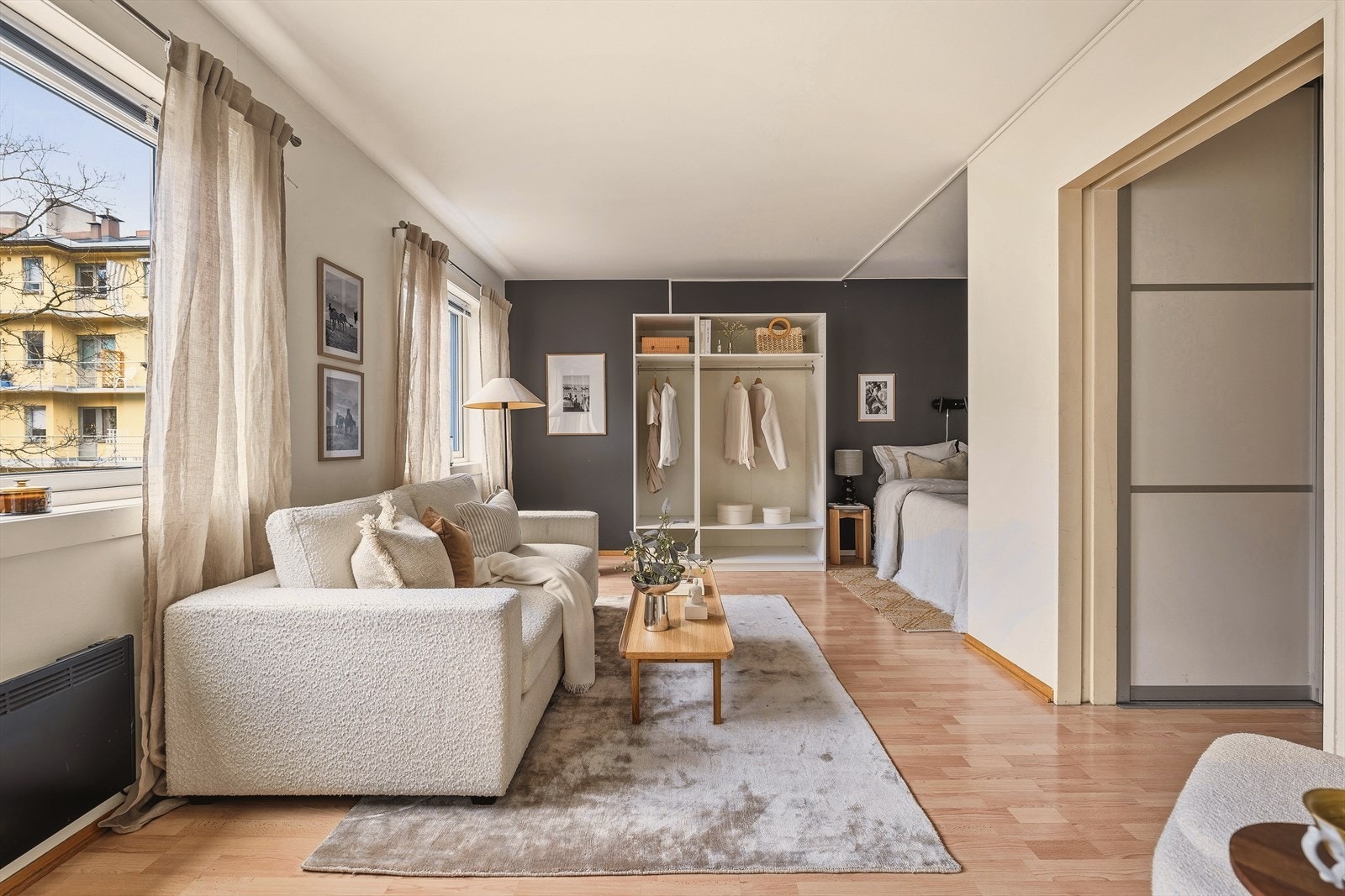 Romslig stue med gode møbleringsmuligheter. Galleribilde