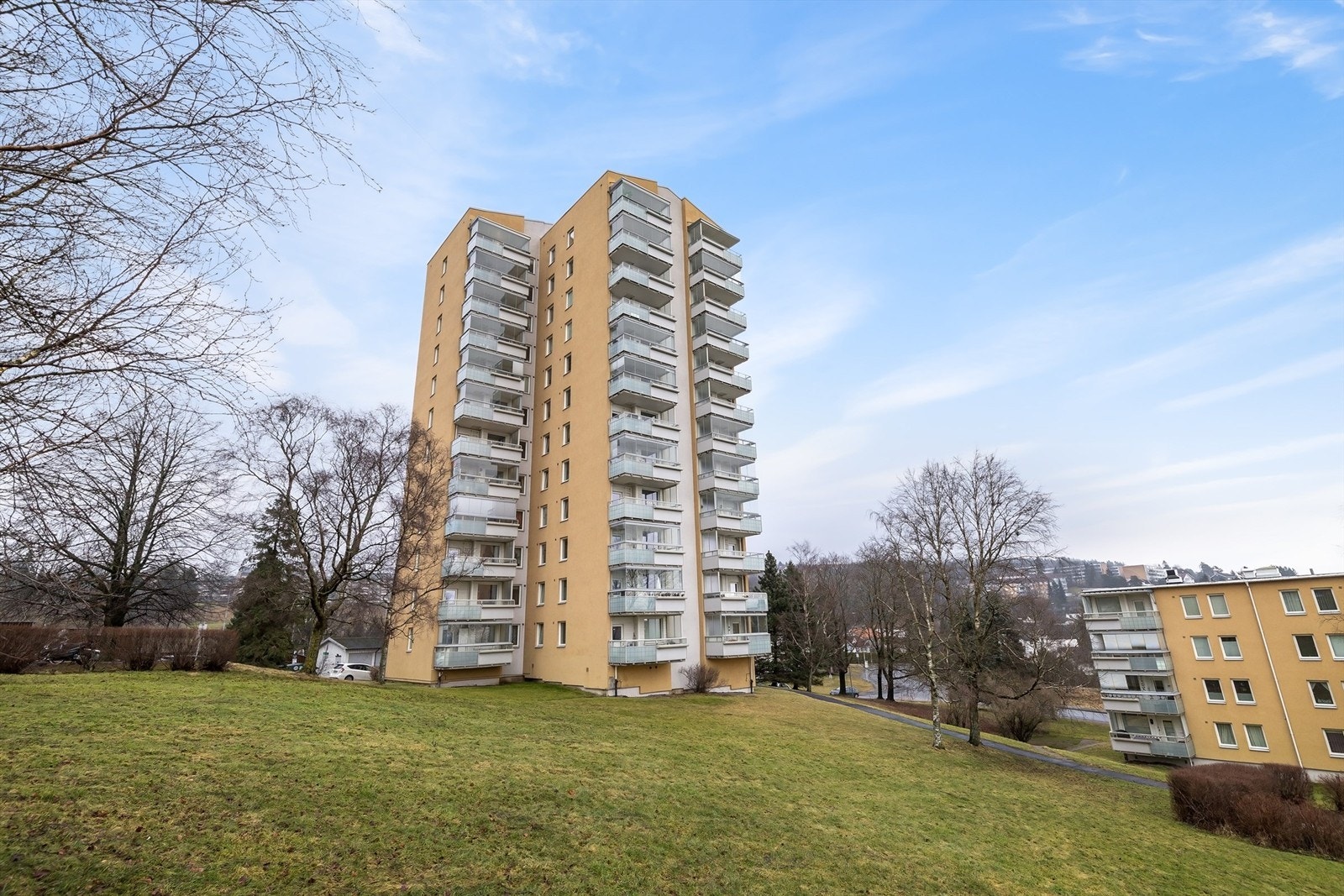 Borettslaget har en eiet tomt på 29 760 kvm, med pent opparbeidet fellesareal med gressplen, prydbusker, hekker, trær, lekeapparater, benker, bord og asfalterte gangveier. Galleribilde