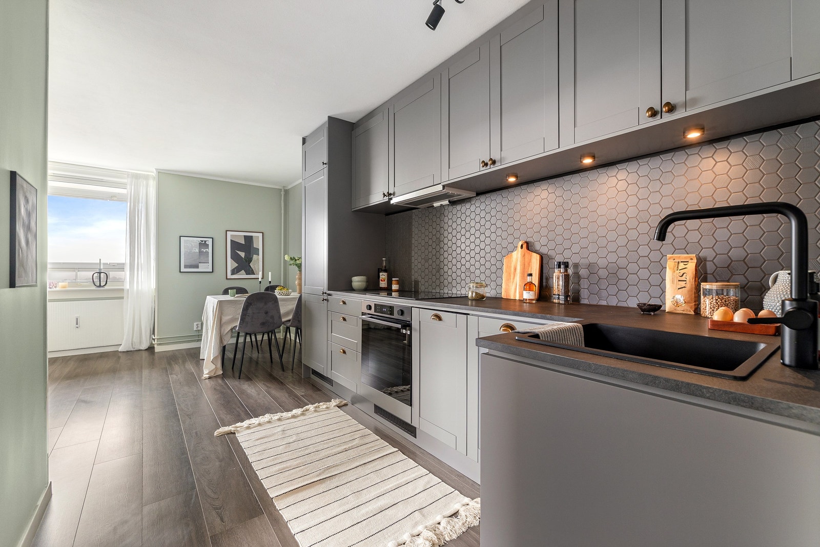 Det er montert lekkasjestopper på kjøkkenet. Galleribilde