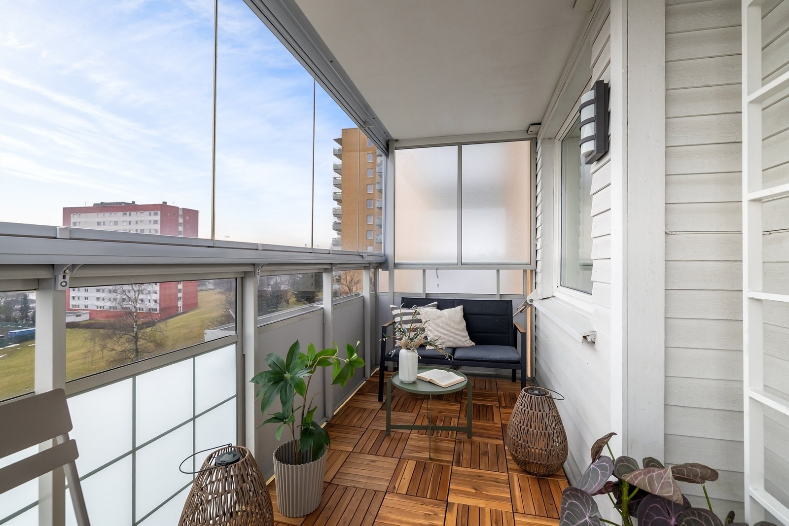 Balkongen er vendt mot syd og har fine solforhold, samt fin utsikt. Galleribilde