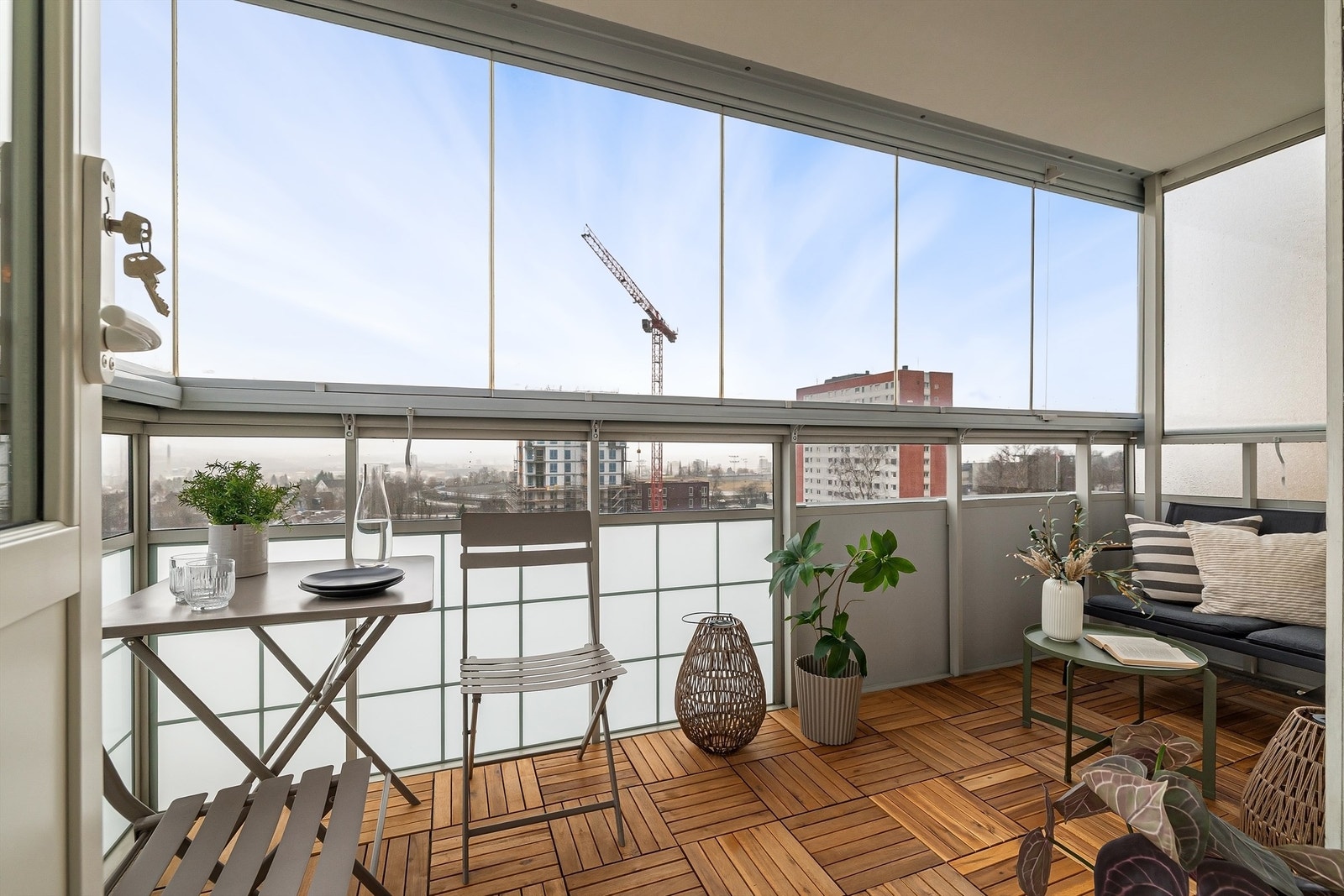 Balkongen er på 7 kvm og innglasset, slik at den blir en fin forlengelse av stuen. Galleribilde