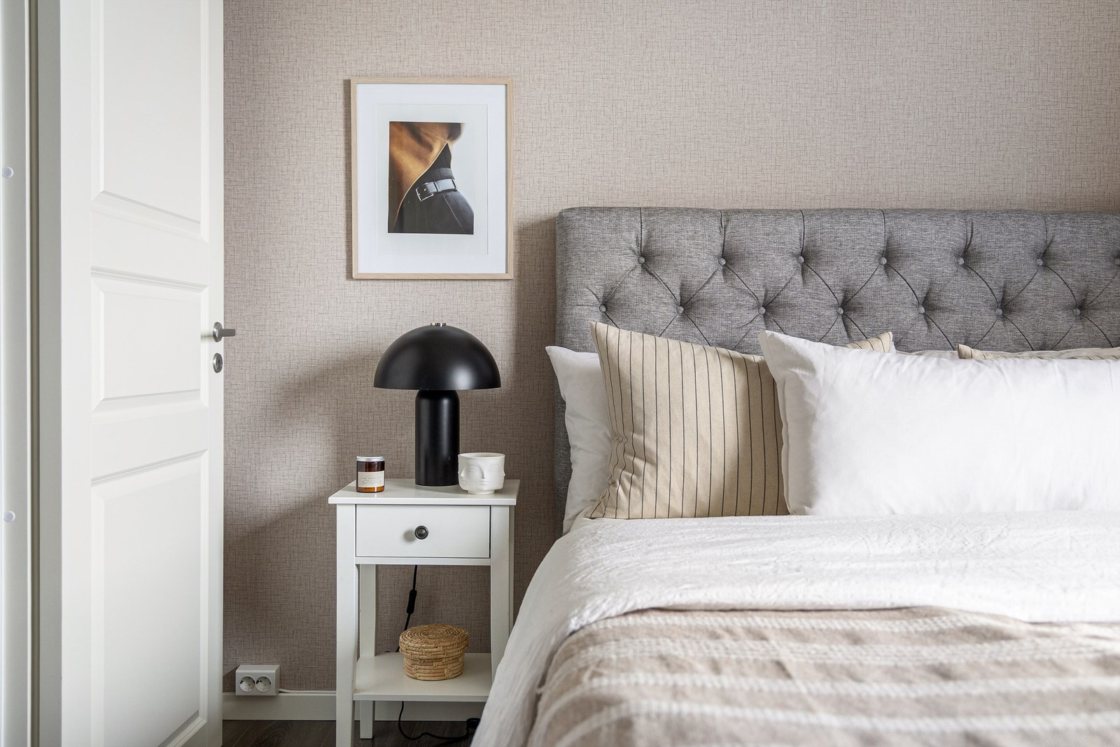 Romslig hovedsoverom med plass til dobbeltseng med tilhørende nattbord. Galleribilde