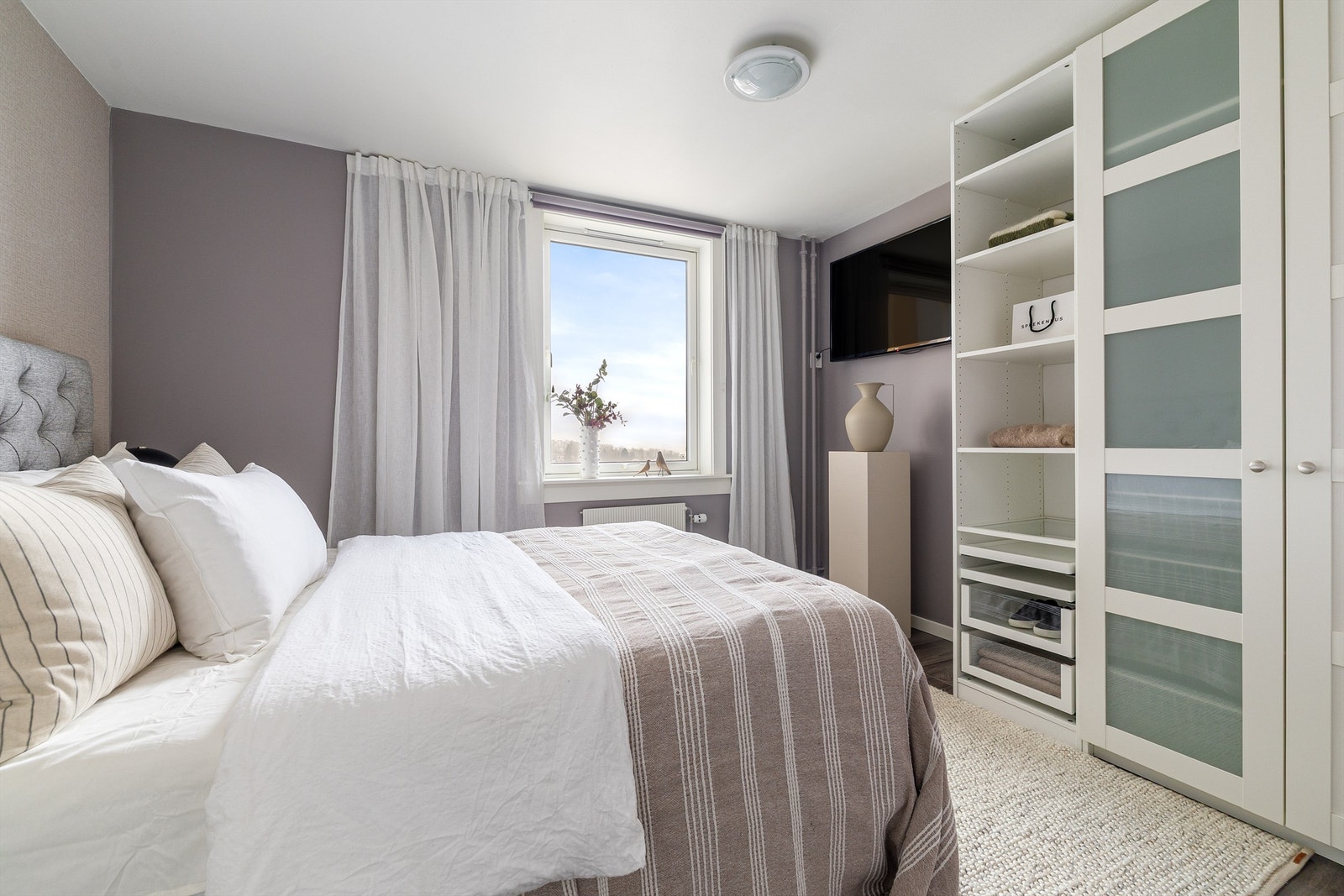 Hovedsoverommet har også plass til større garderobeskap. Galleribilde