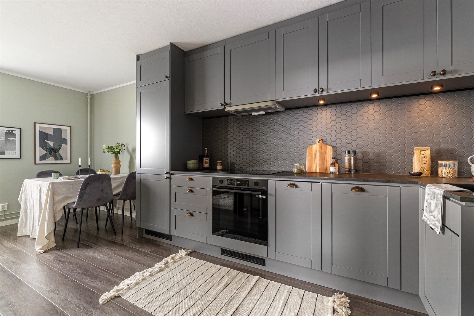 Hvitevarene medfølger og består av kjøleskap med frysedel, oppvaskmaskin, komfyr samt nedfelt induksjonstopp tilkoblet komfyrvakt. Galleribilde