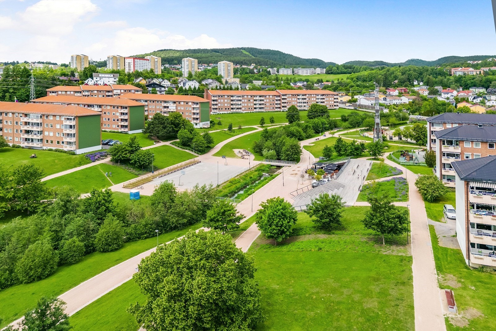 Idylliske Bjerkedalen park ligger kun få minutters gange unna boligen. I bakgrunnen kan man se Refstadsvingen og Lillomarka. Galleribilde