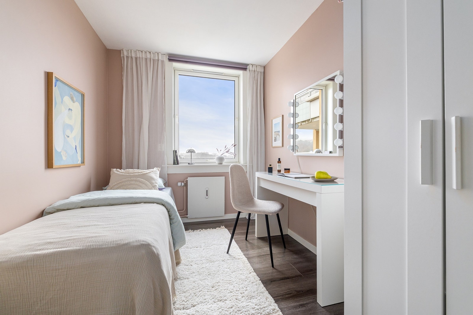 Boligens andre soverom passer perfekt som barnerom, gjesterom eller kontor. Galleribilde