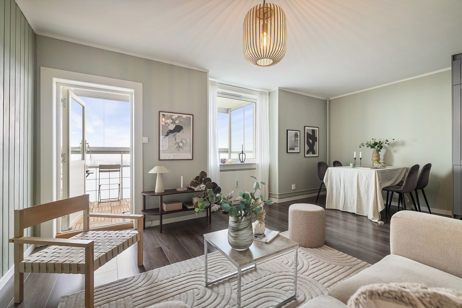 Stue har en god planløsning som gir naturlig plass til sofagruppe og spisebord. Galleribilde