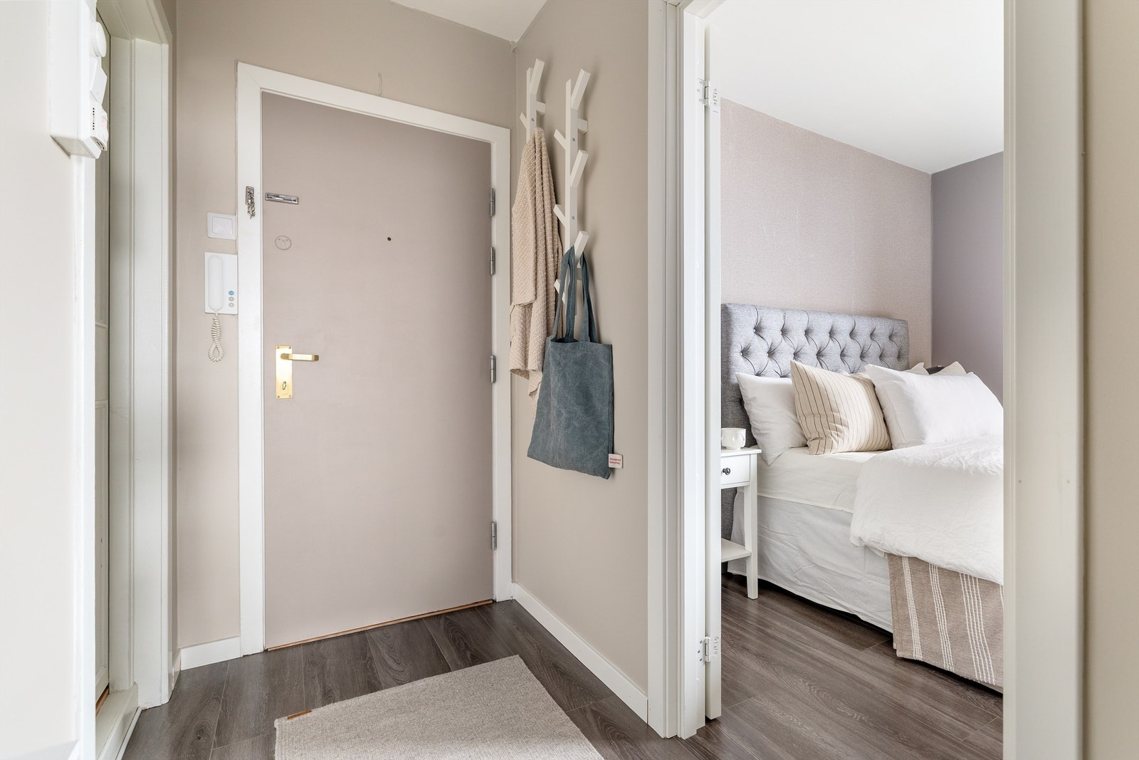 Entréen har brann- og lydklassifisert ytterdør og porttelefon. Galleribilde