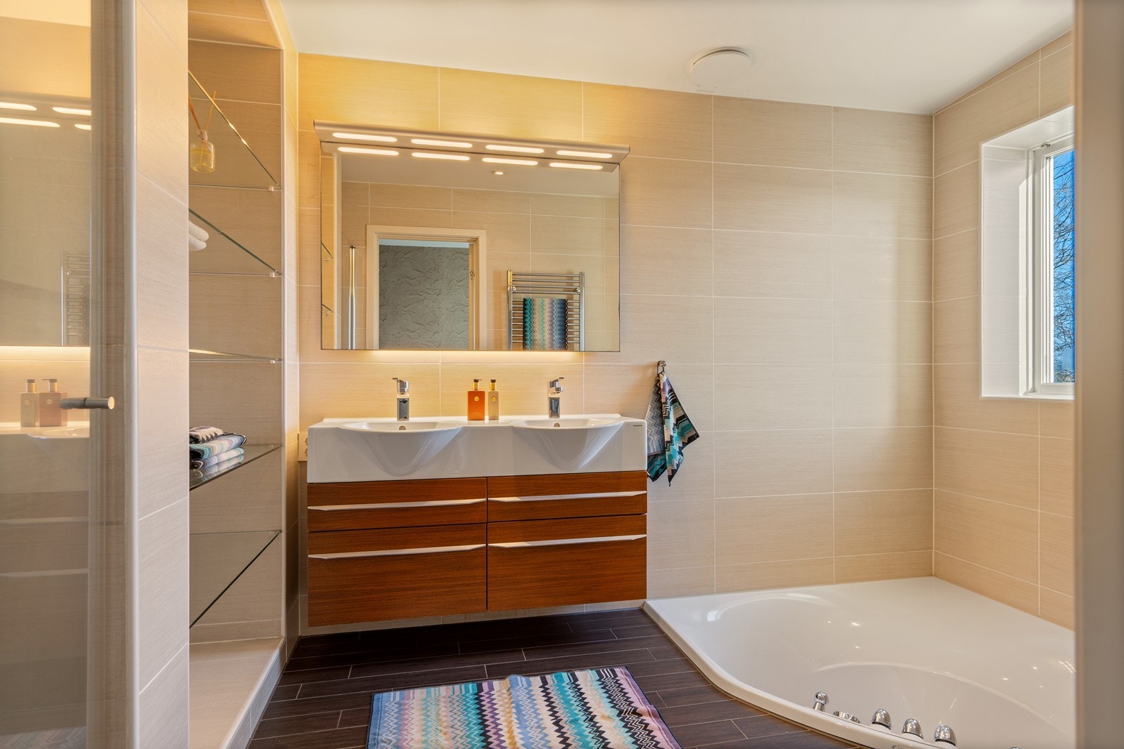 Bad/wc med nedfelt badekar - dobbel vask Galleribilde