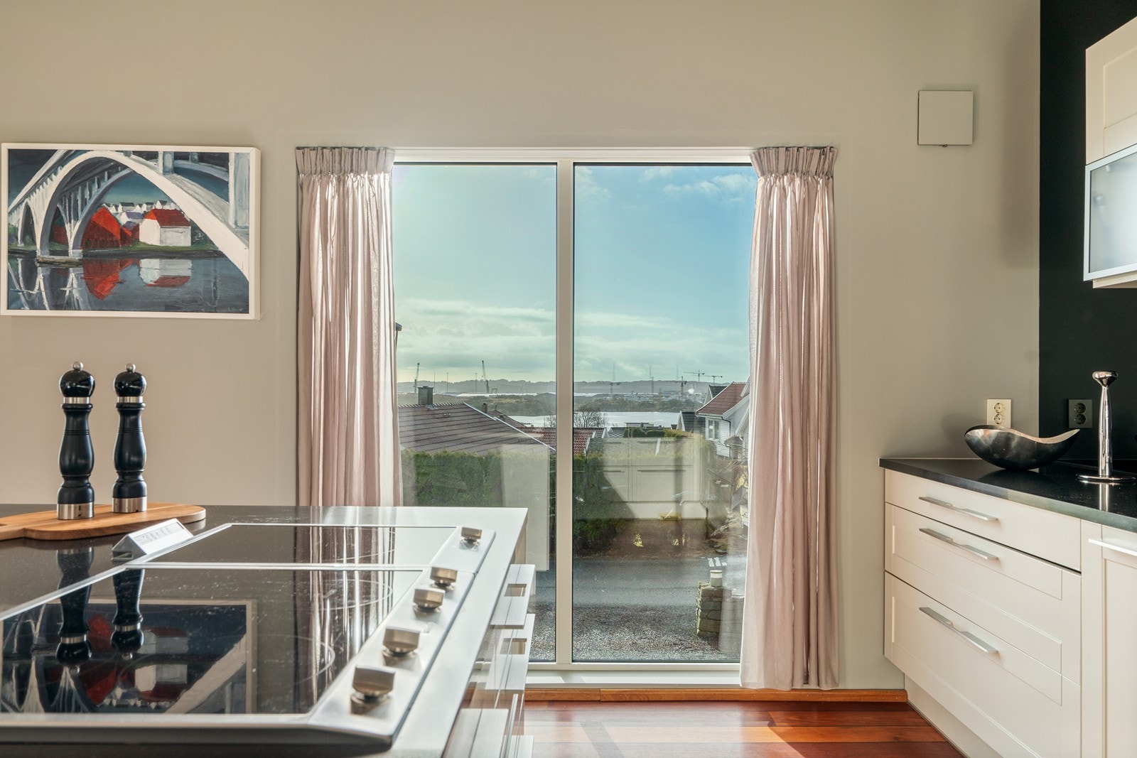 Kjøkkenøy med 6 kokeplater. Granitt benkeplater Galleribilde