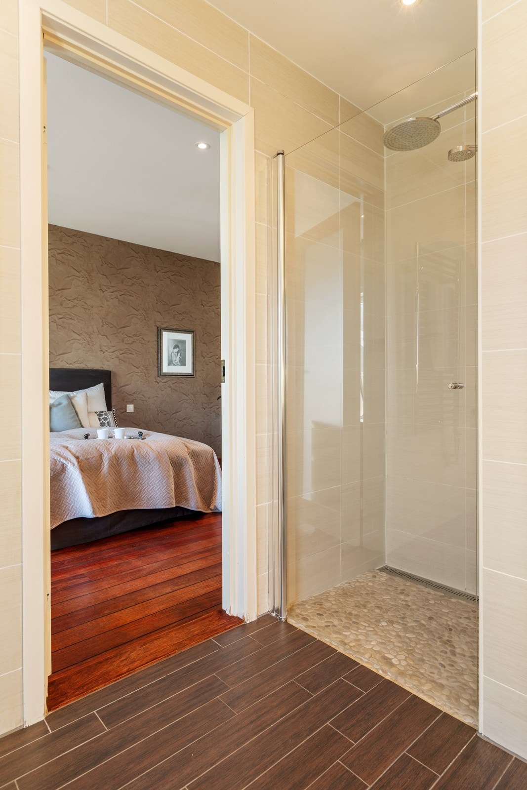 Dusjnisje med rullestein på gulv Galleribilde