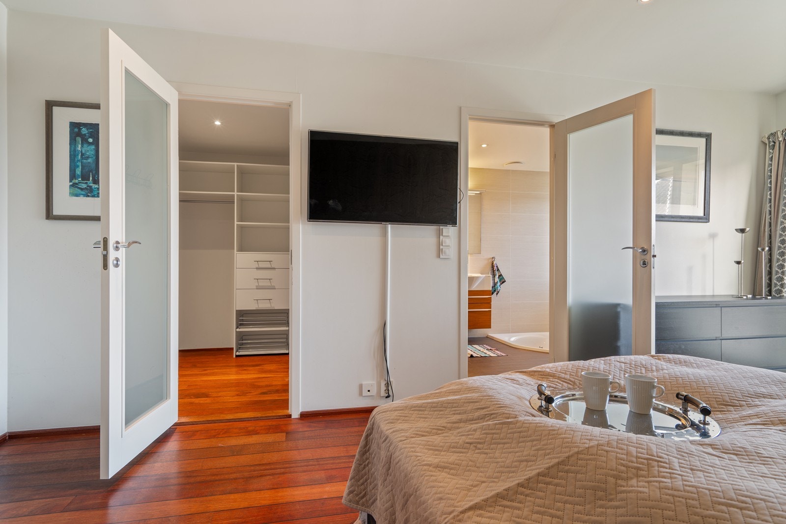 Dør til walk in closet Galleribilde