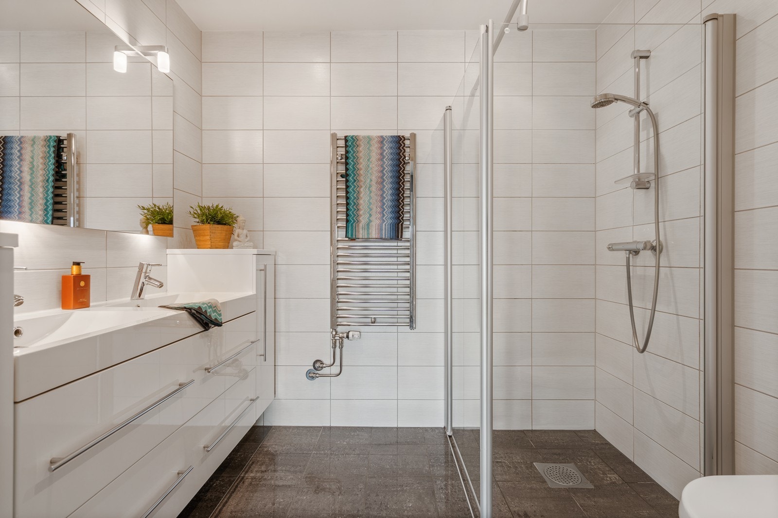 Fliselagt bad/wc på hovedplan. Dusj og dobbel vask Galleribilde