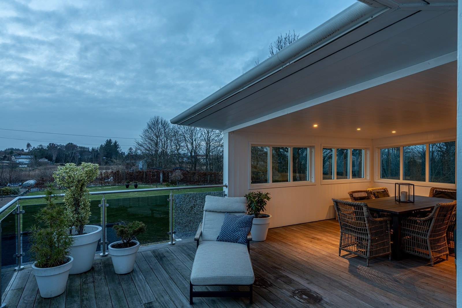 Lun uteplass til sene sommerkvelder Galleribilde