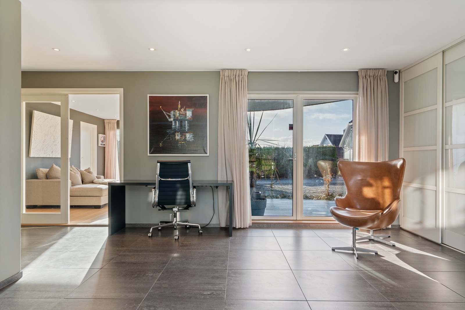 Kontorplass og utgang til terrasseplatting fra hallen Galleribilde