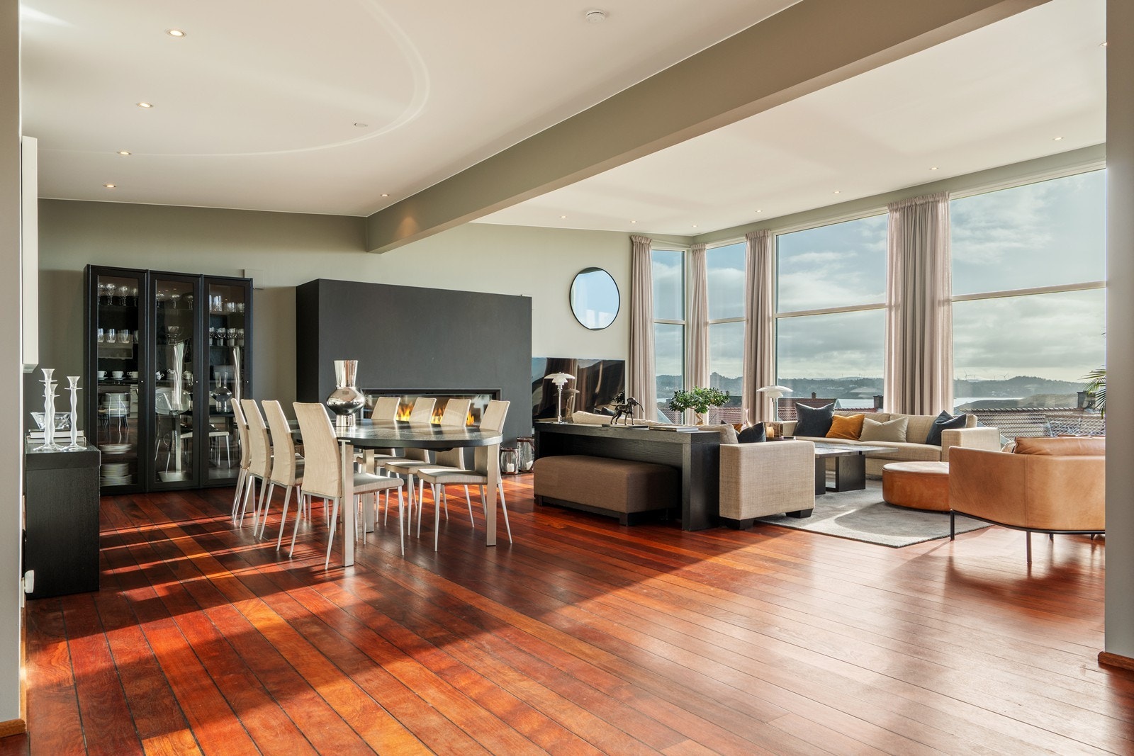 God plass for sofagruppe og spisestue. Over 3,5 meter takhøyde på det høyeste Galleribilde