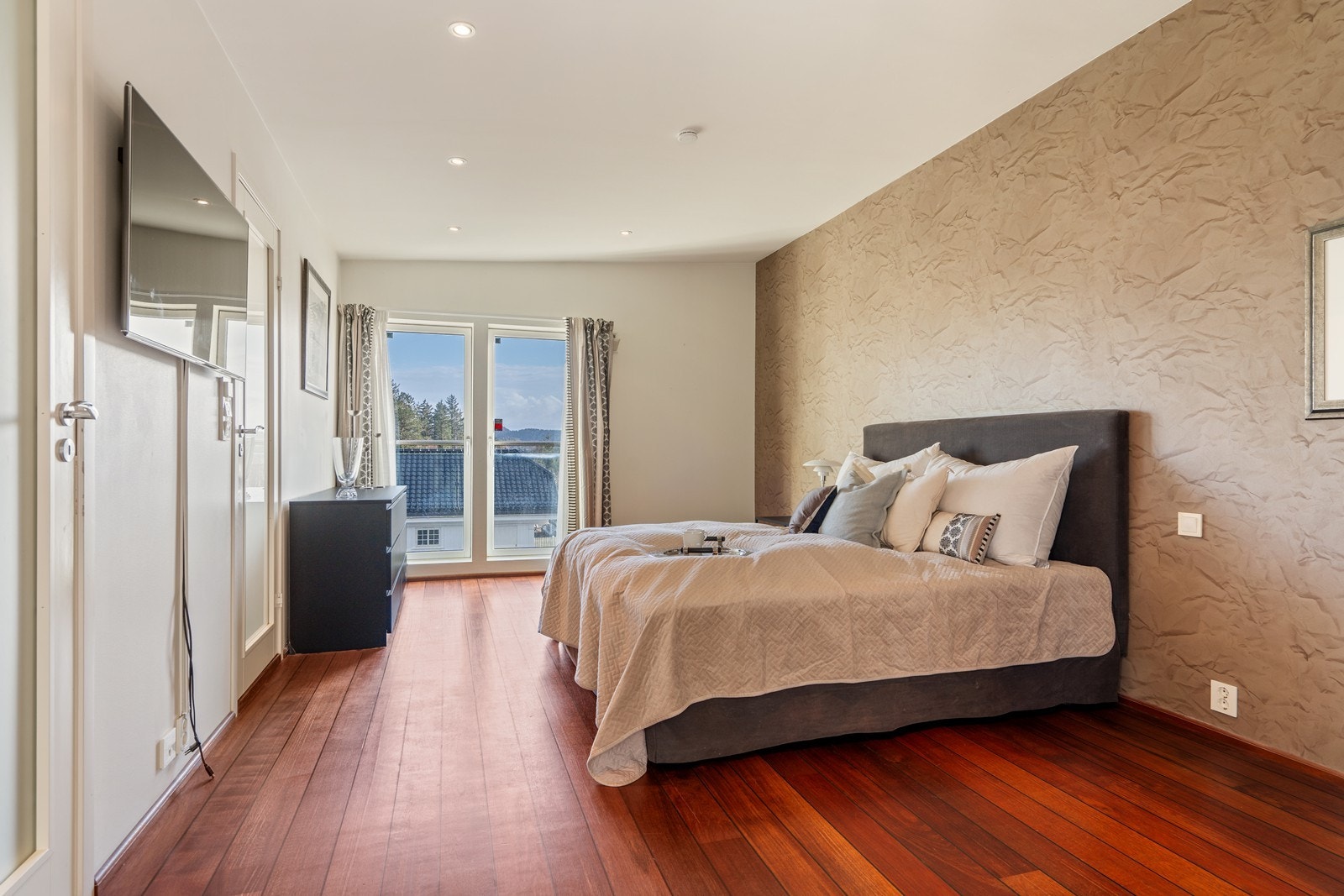 God plass for seng, sofa og kontorpult Galleribilde