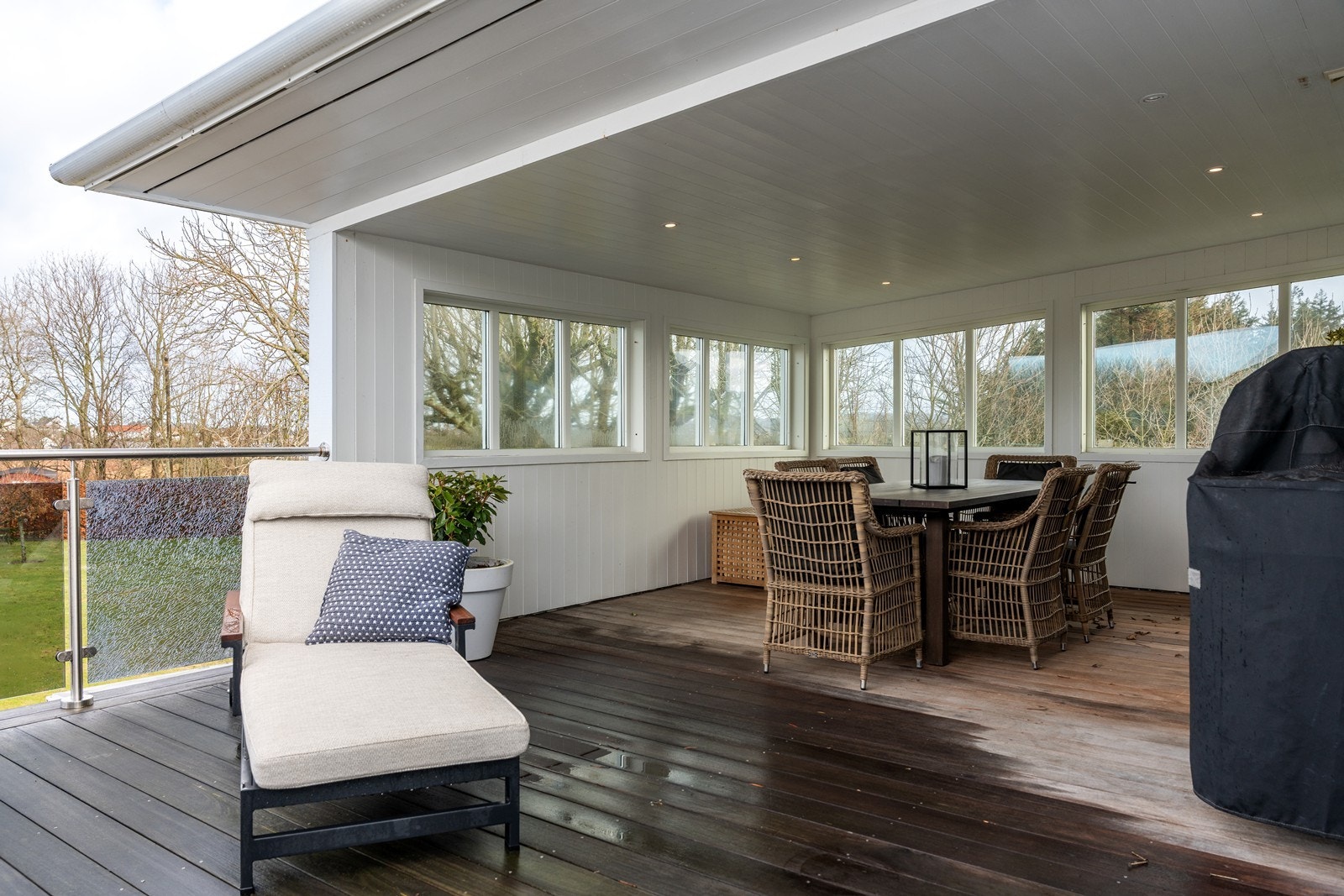 Stor overbygget terrasse. Det er ikke alltid sola skinner på vestlandet, men her kan man sitte ute i regnvær :) Galleribilde