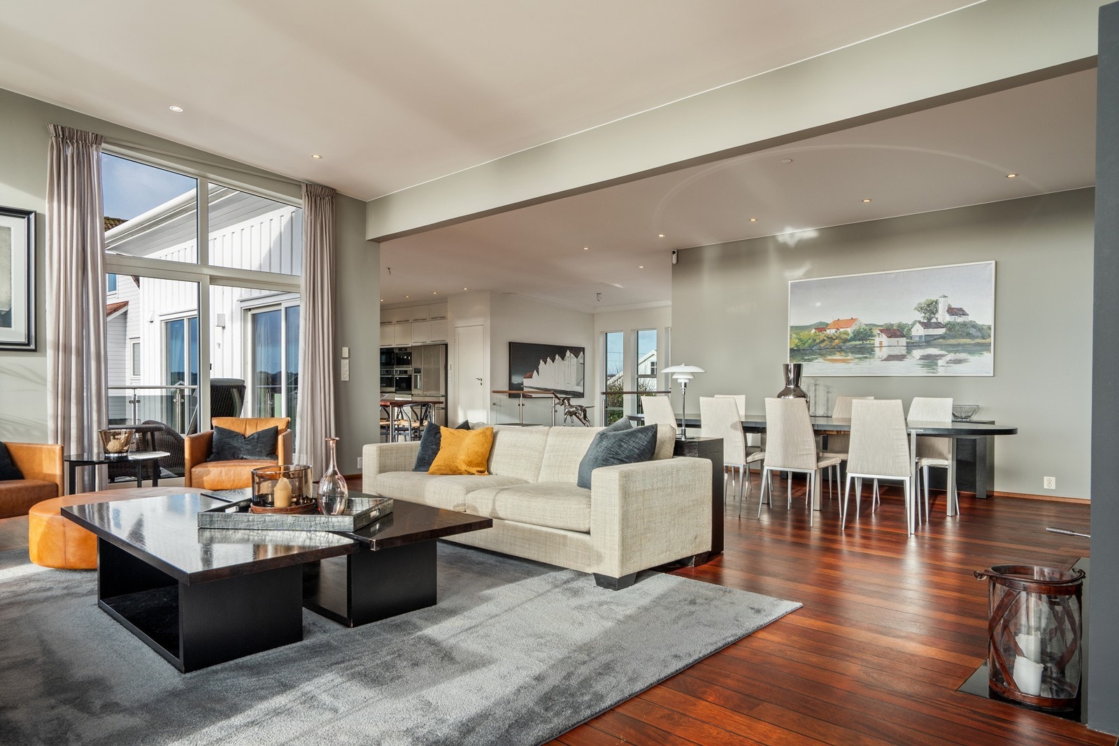 Utgang til terrassen fra kjøkken og stuedelen Galleribilde