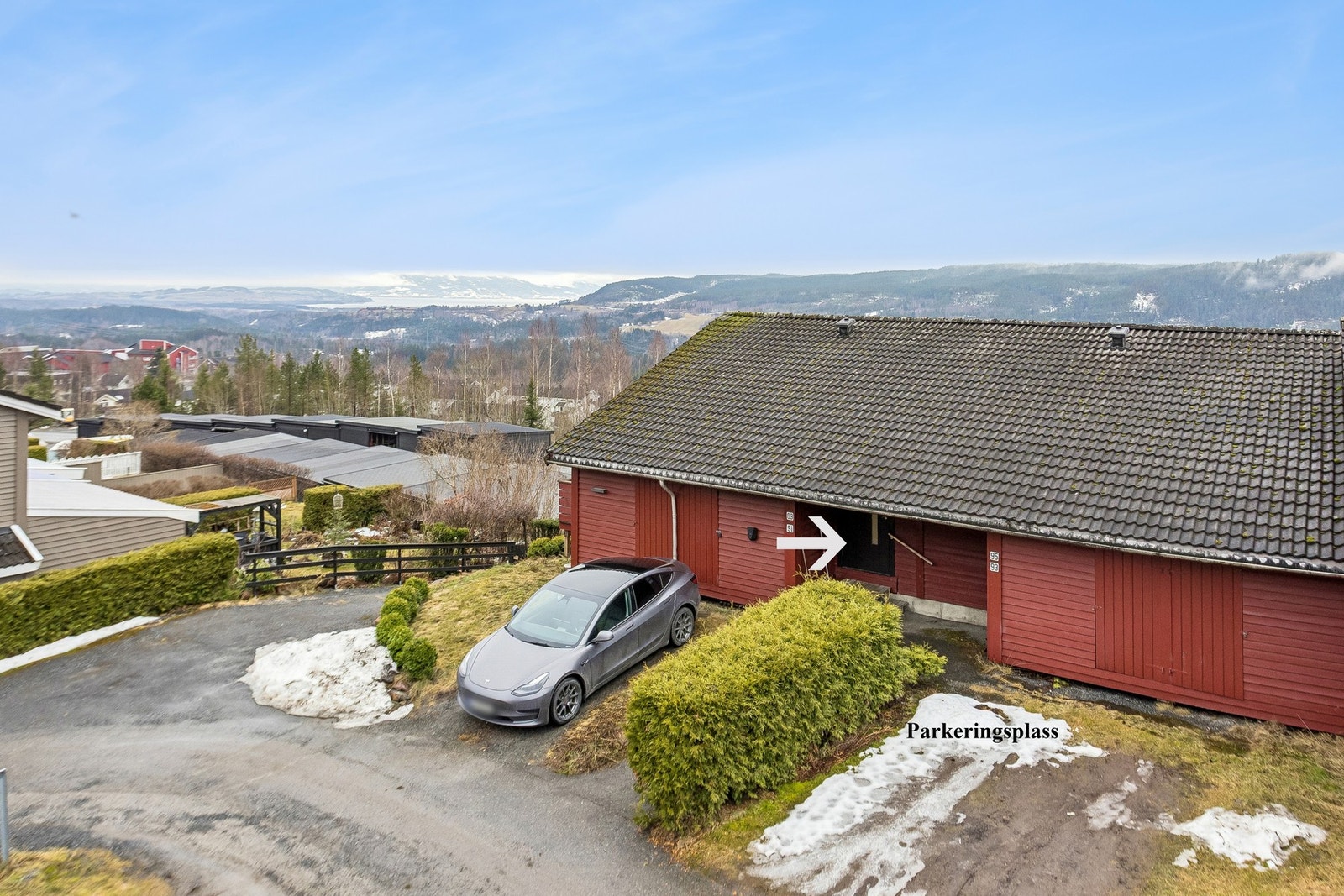 Attraktiv beliggenhet i Oppenåsen - parkeringsplass rett utenfor, samt utvendig bod. Galleribilde