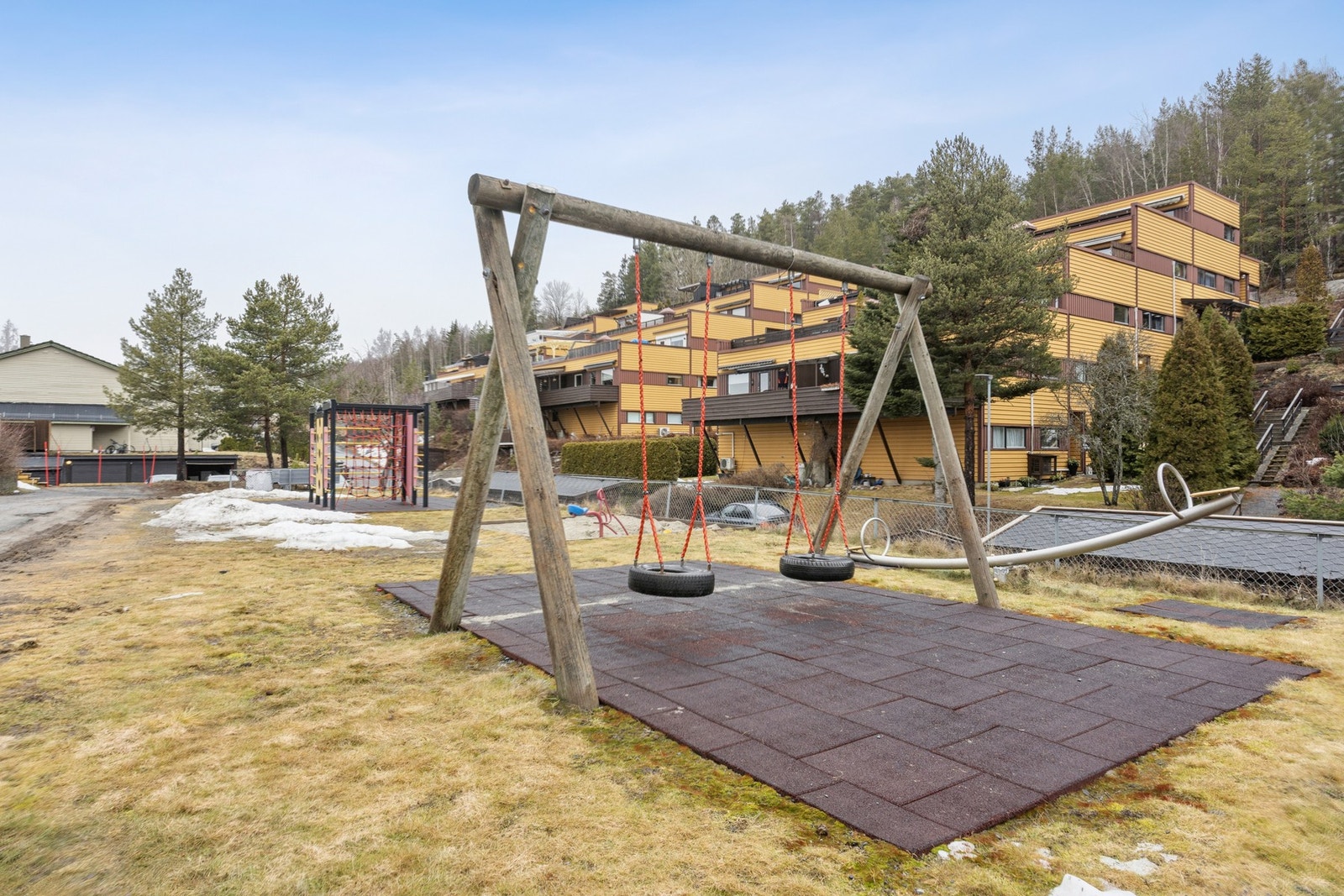 På grendelagets fellestomt finner du lekeplass som er perfekt for barna i nabolaget. Galleribilde