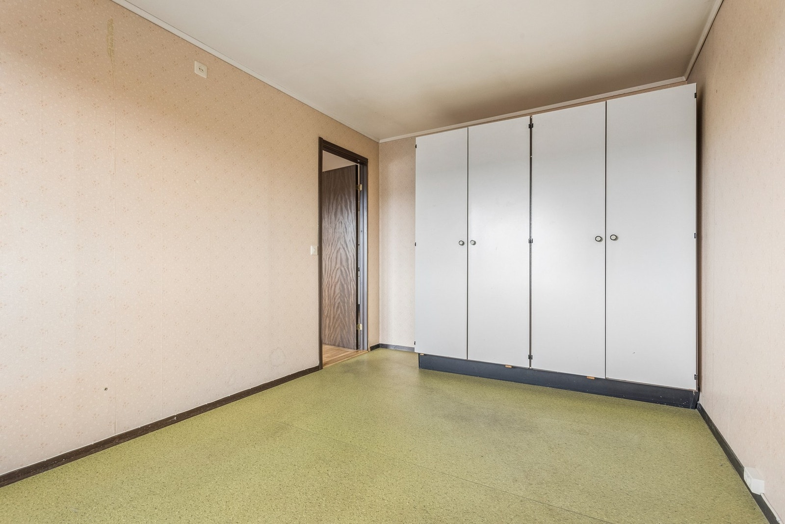 Fin plass til seng og garderobe. Galleribilde