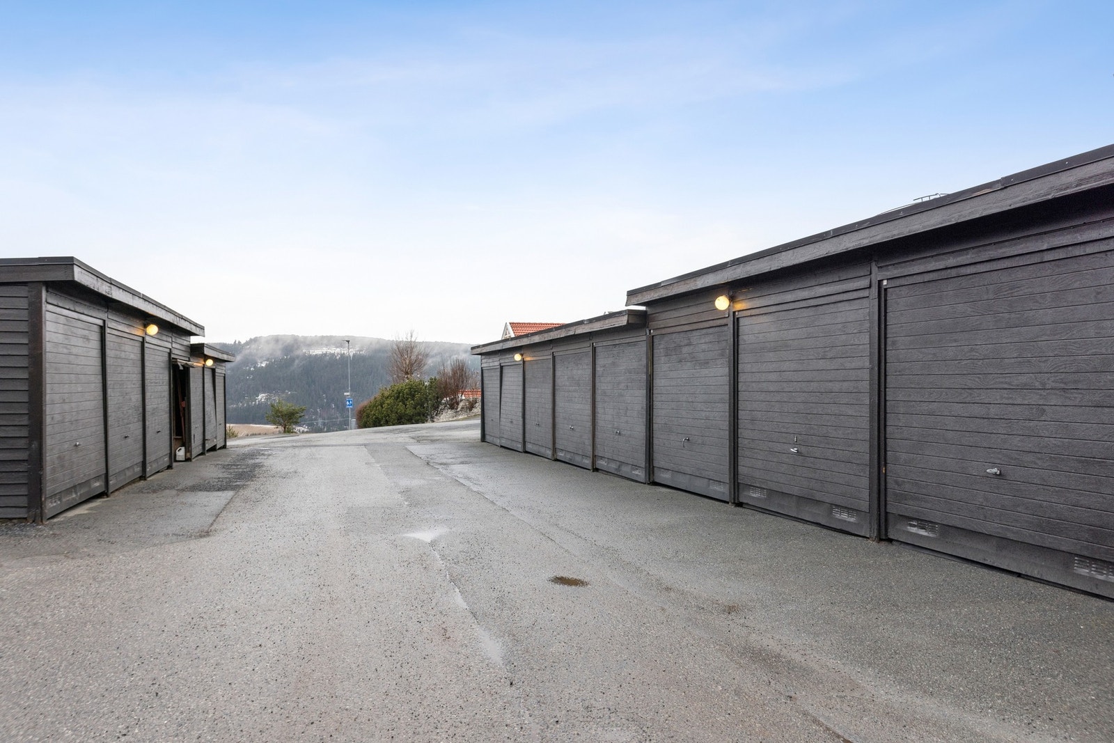 Garasjeanlegg. Seksjonen har bruksrett til garasje, men hvilken plass som tilhører boligen er ikke dokumentert. Galleribilde