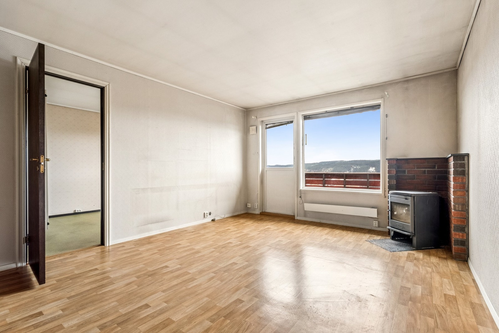 Utgang til romslig terrasse fra stuen. Galleribilde