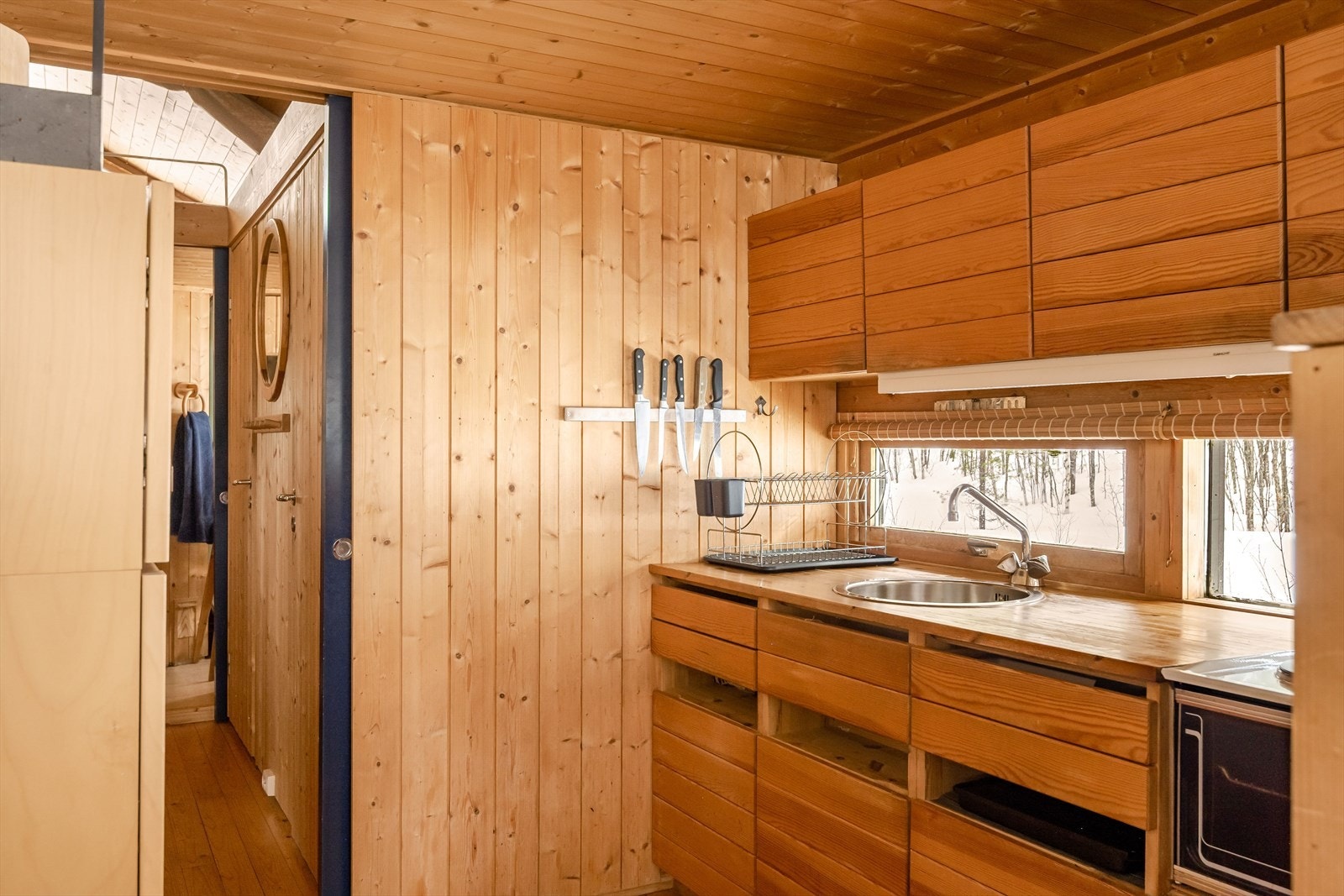 Kjøkkenet har over- og underskap og plass for en liten, frittstående komfyr. Galleribilde