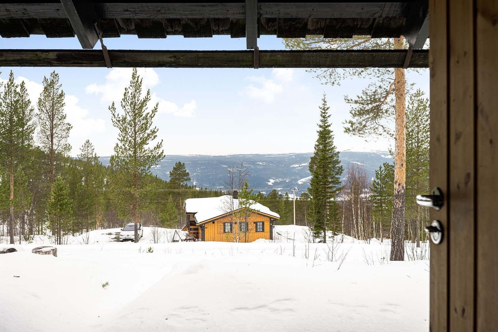 Fritidsboligen ligger i vakre omgivelser på Renåfjellet, med flott utsikt utover nærområdet. Galleribilde
