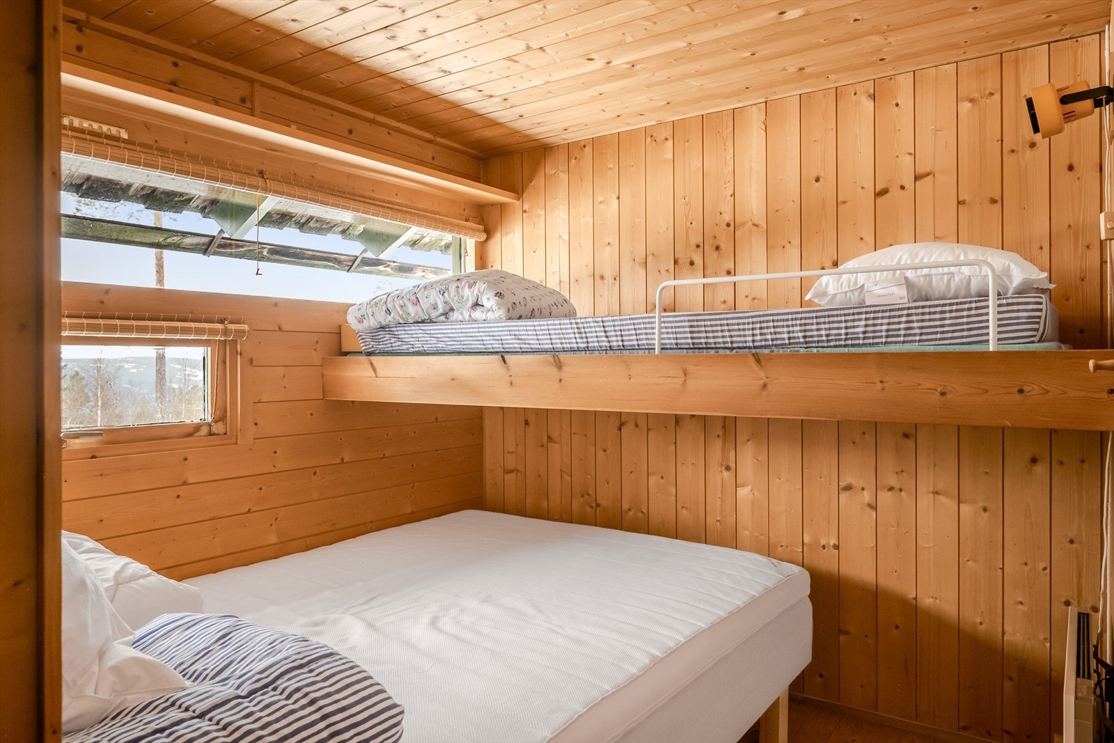 Hytta har 2 soverom, begge med dobbeltseng og plassbygget overkøye. Galleribilde