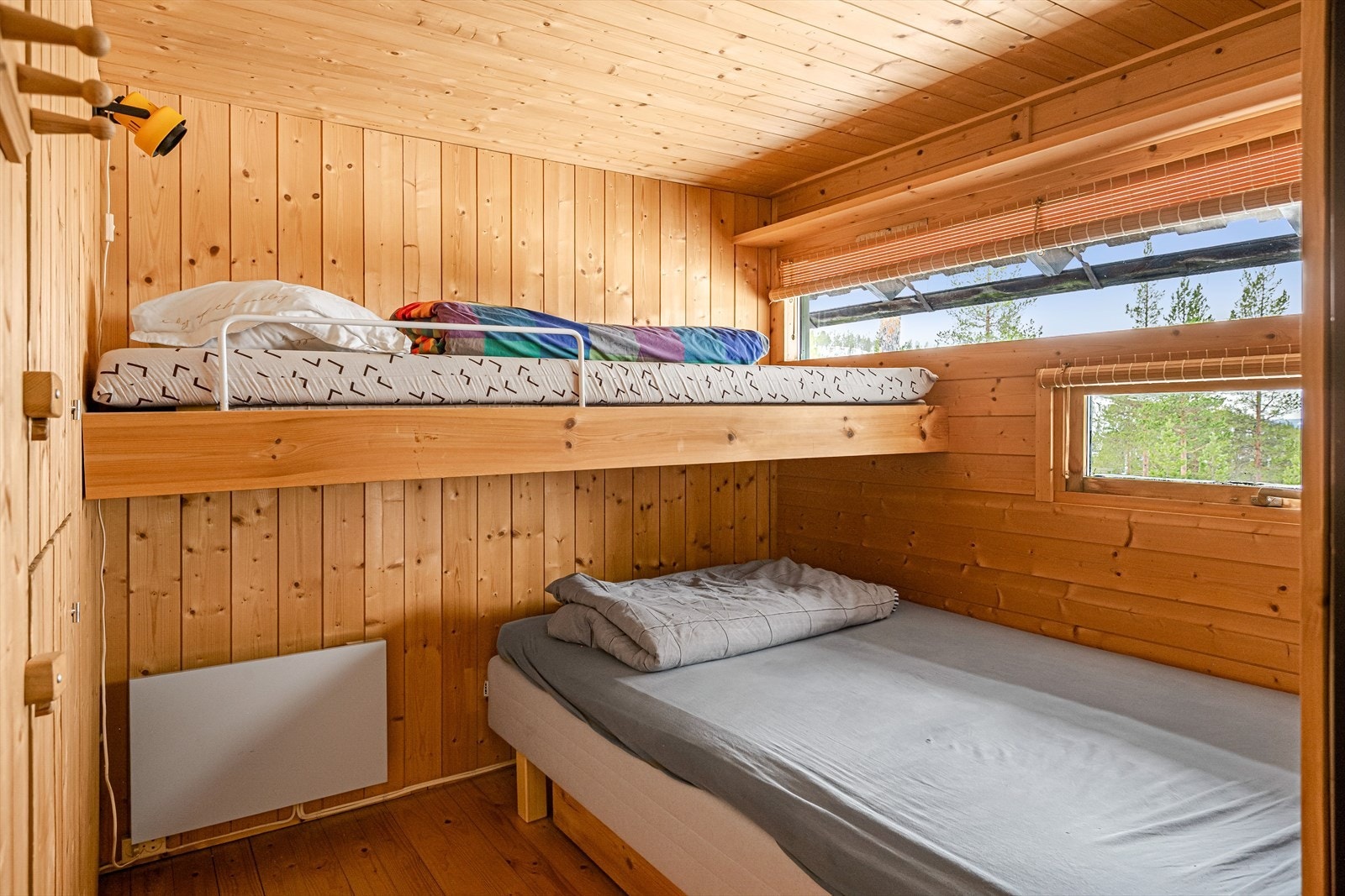 Soverom med dobbeltseng og plassbygd overkøye. Galleribilde