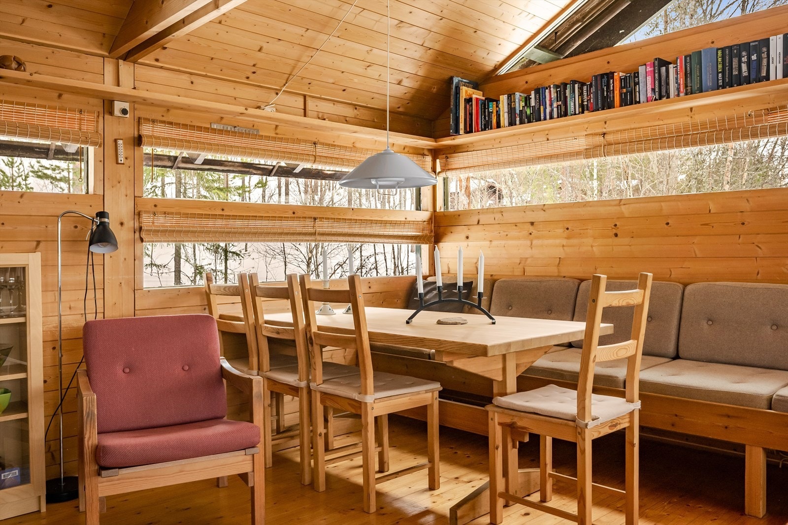 Hytta har et sosialt, åpent og hyggelig oppholdsrom. Galleribilde