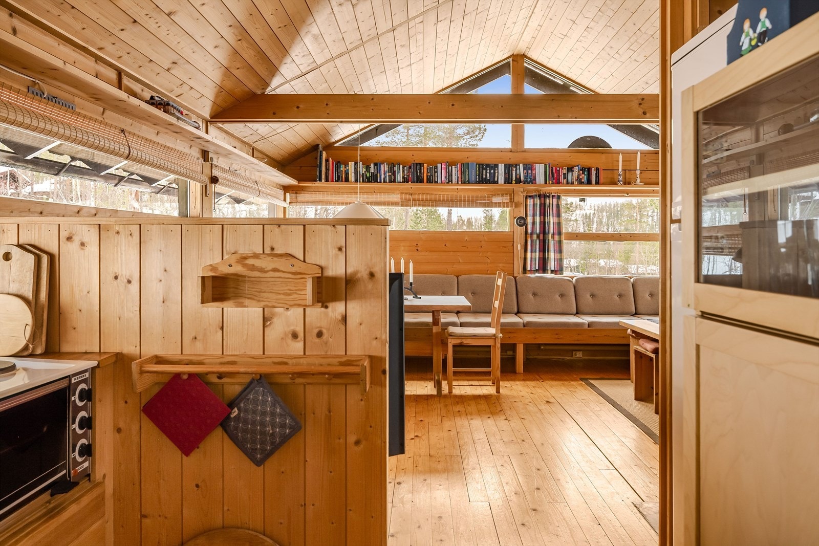 I tilknytning til stua er også plass til spisebord. Galleribilde