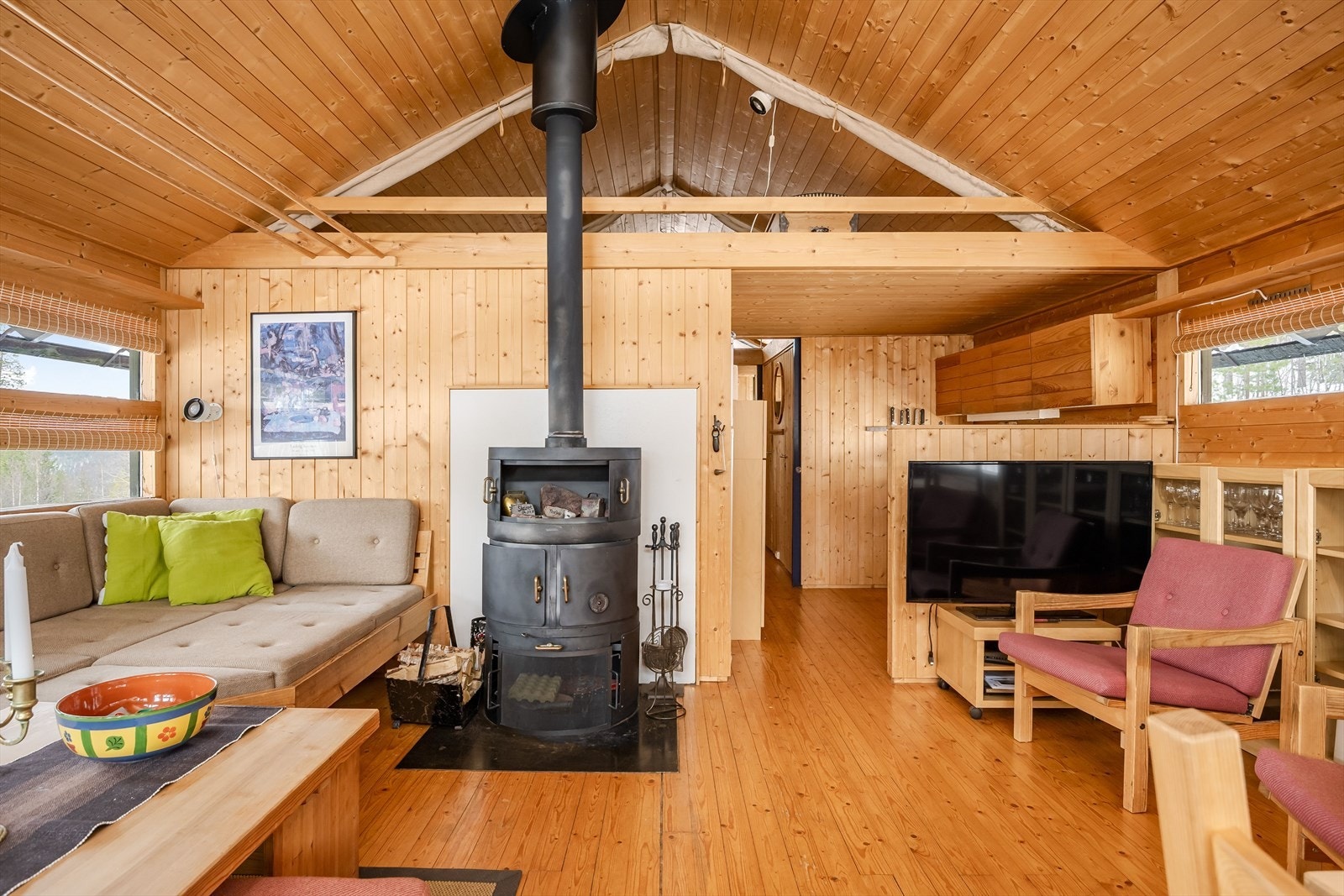 Som et fint midtpunkt i stuen har du en koselig peisovn som både gir god varme og bidrar til ekstra hygge. Galleribilde