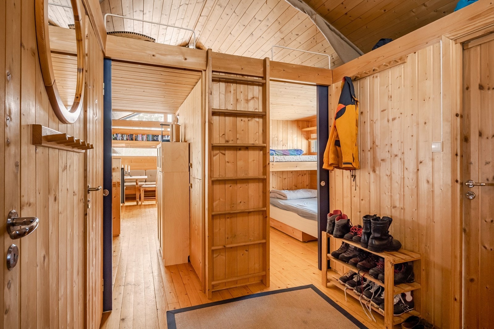 Romslig entre med adkomst til praktisk hems. Galleribilde