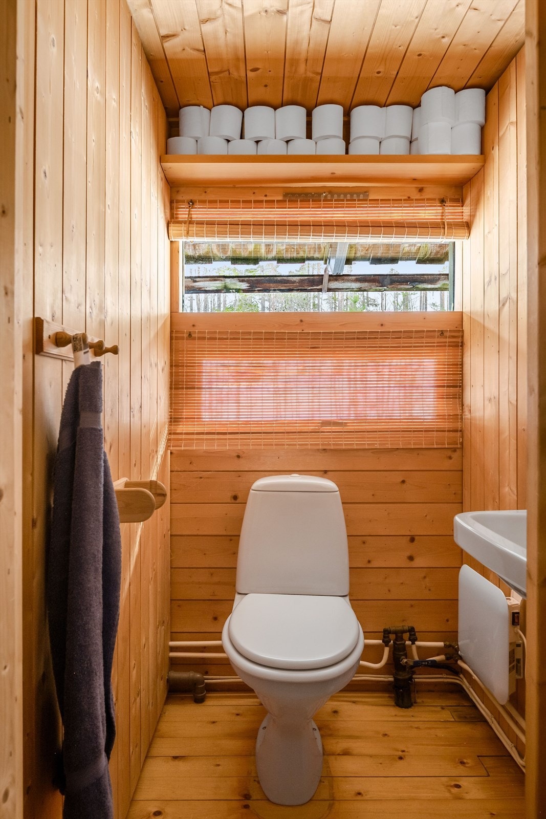 Separat toalettrom med toalett og servant på innredning. Galleribilde