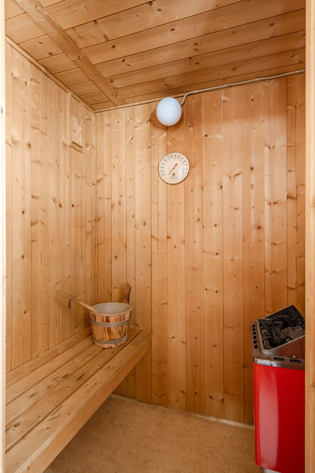 Badstuen er innredet med elektrisk badstueovn og en sittebenk i tre. Galleribilde