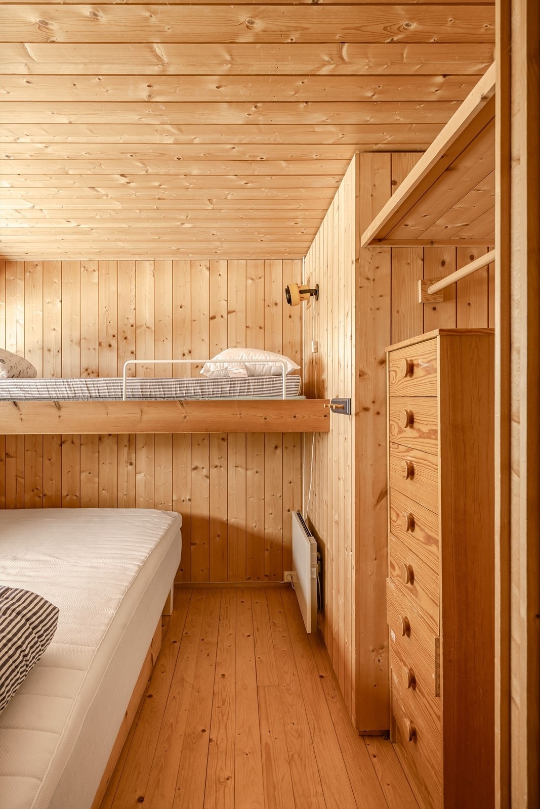 Soverommene varmes opp med panelovner og det er plass til kommoder for oppbevaring. Galleribilde