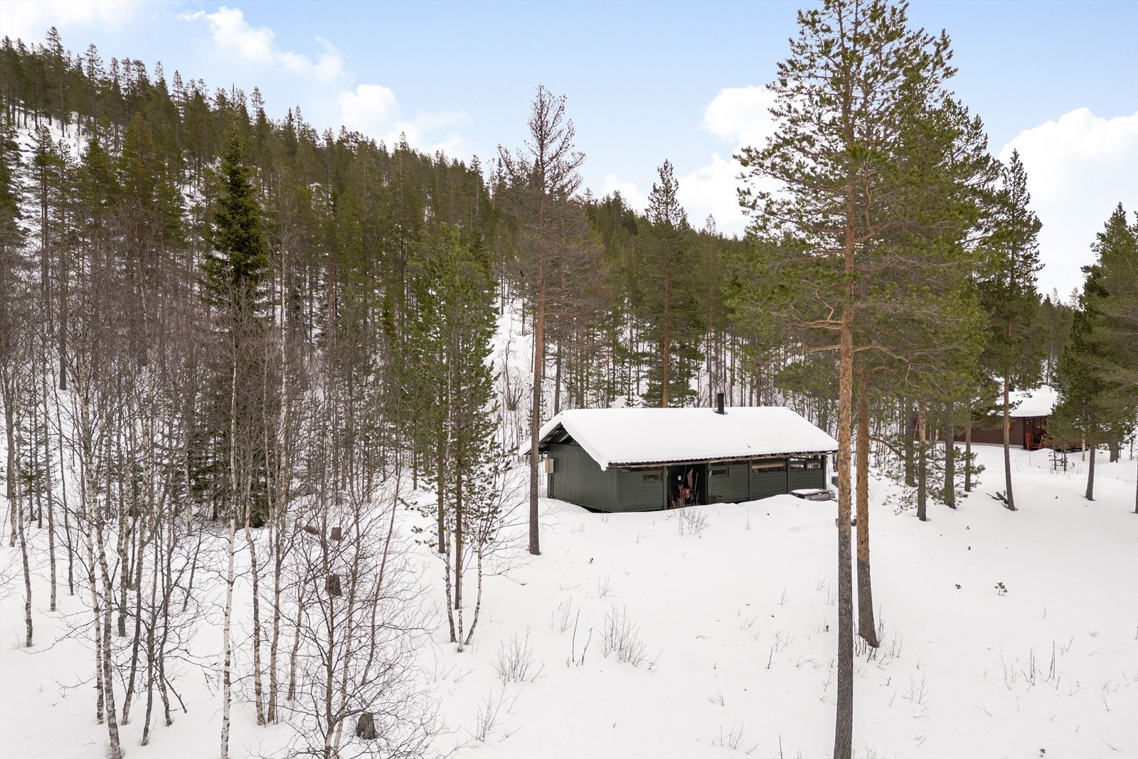 Fra eiendommen er det ca. 10 minutter med bil til Åkrestrømmen, som kan by på både dagligvarebutikk og Grendefestival! Galleribilde