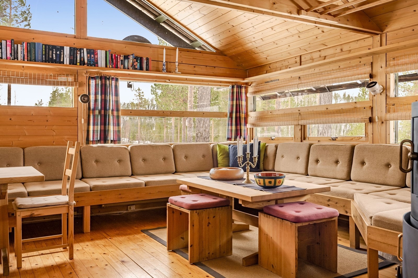 Arkitekttegnet hytte med gjennomtenkte løsning, god romfølelse og flott utsyn mot omgivelsene. Galleribilde