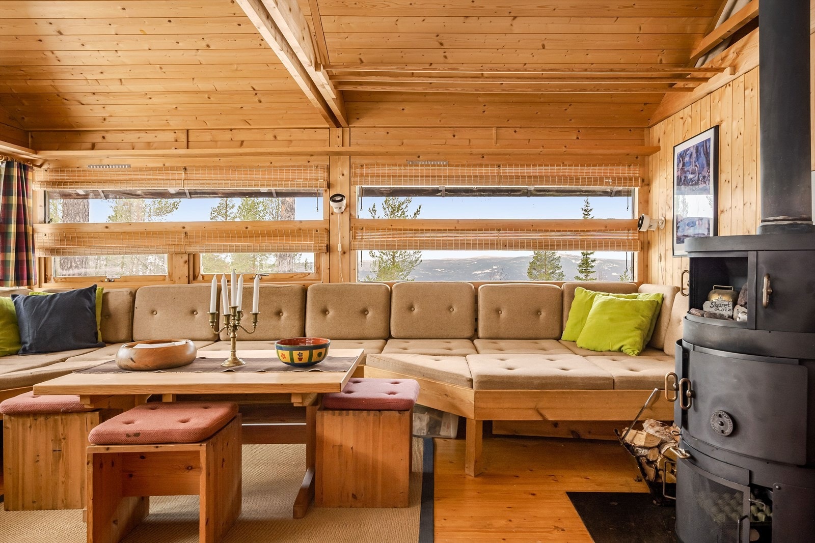 Fra stuen nytes vakker utsikt mot naturskjønne omgivelser. Galleribilde