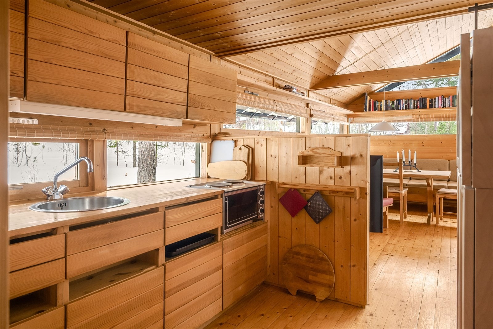 Kjøkken i delvis åpen løsning mot stuen - sosialt og praktisk. Galleribilde