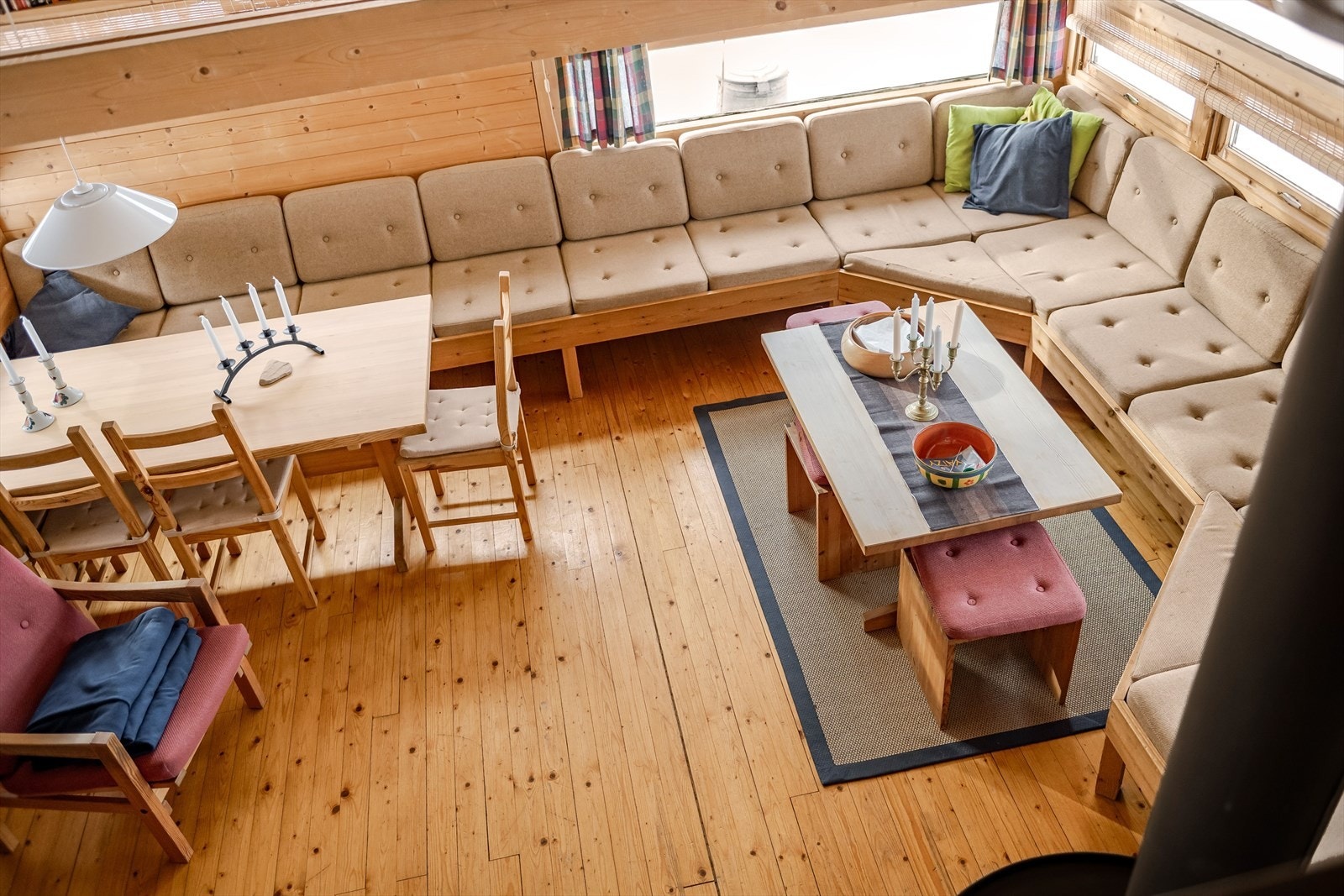 Lys og lun stue med store vindusflater og god plass til hele familien. Galleribilde